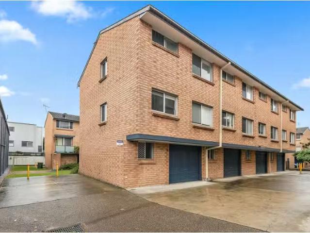 Cheap 2 BR 18/34 Kemp Street, The Junction Townhouse for rent.