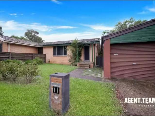Charming 2 BR 11 De Mestre Place, Holt Townhouse for rent Lis.