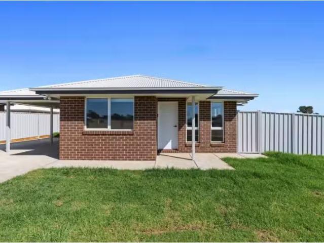 Unique 2 BR 1 Hawkins St, Temora House for rent Listed by Nik.