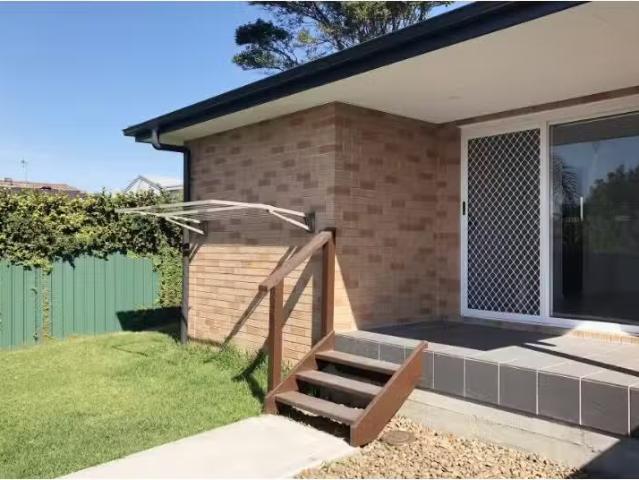 Cozy 2 BR 28a Benwerrin Road, Wamberal Apartment for rent Lis.