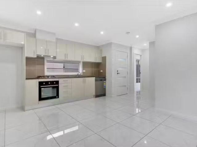 Charming 2 BR 28A Brunswick Circuit, Ropes Crossing Apartment.