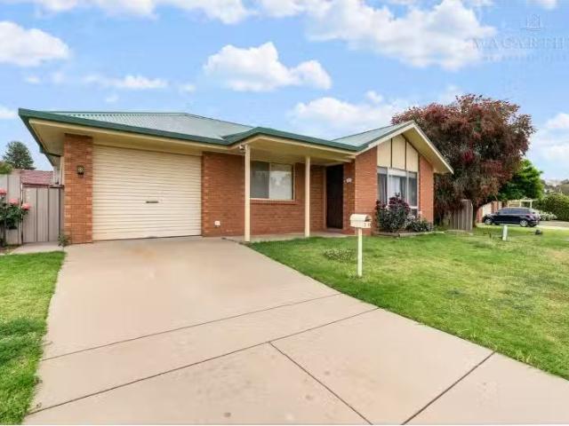 For Rent! 2 BR 2/13 Yentoo Drive, Glenfield Park House for ren.