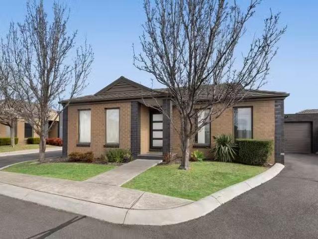 Just in! 2 BR 21/3 Campaspe Way, POINT COOK, VIC 3030 House.