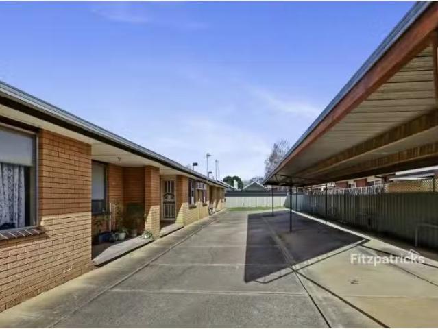 Unique 2 BR 2/10 Lampe Avenue, Wagga Wagga Apartment for rent.