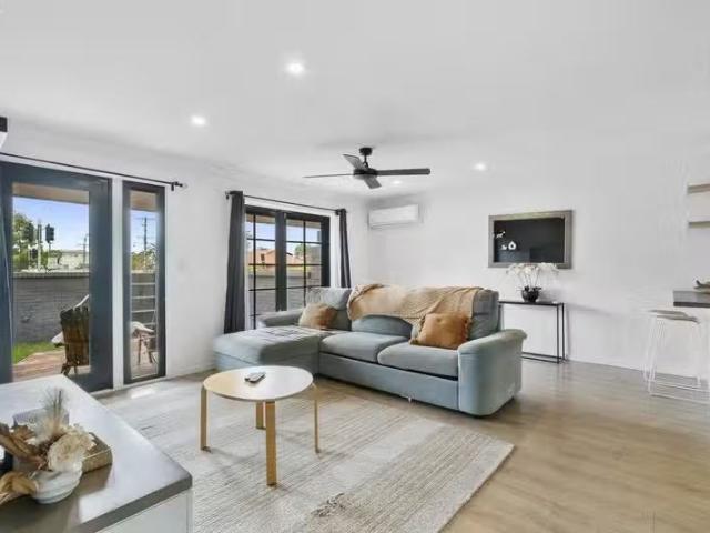 Rental! 2 BR 2/117 Sunshine Boulevard, Mermaid Waters, QLD 421.