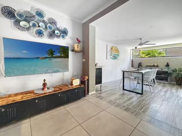Deal! 2 BR 2/136 Broadwater Avenue, MAROOCHYDORE, QLD 4558 H.