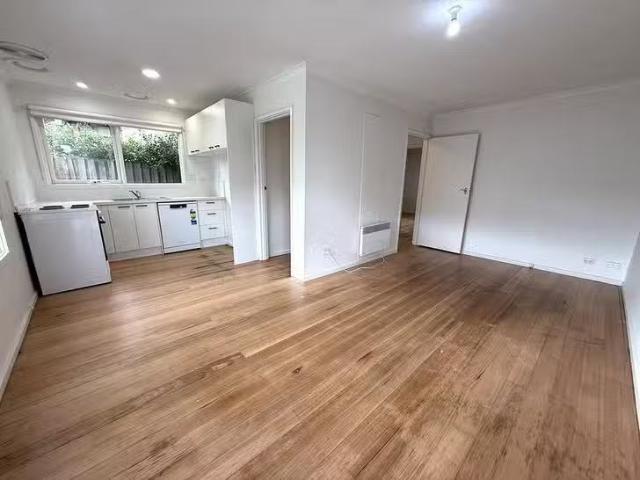 Nice 2 BR 2/33 Roberts Road, Airport West, VIC 3042