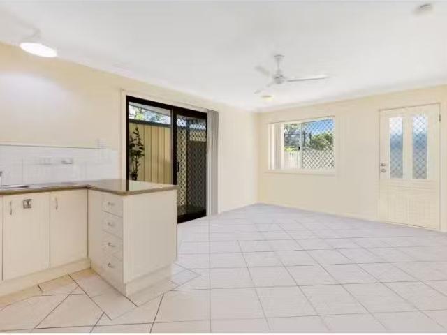 For Rent! 2 BR 2/302 Coolangatta Road, Bilinga Townhouse for r.