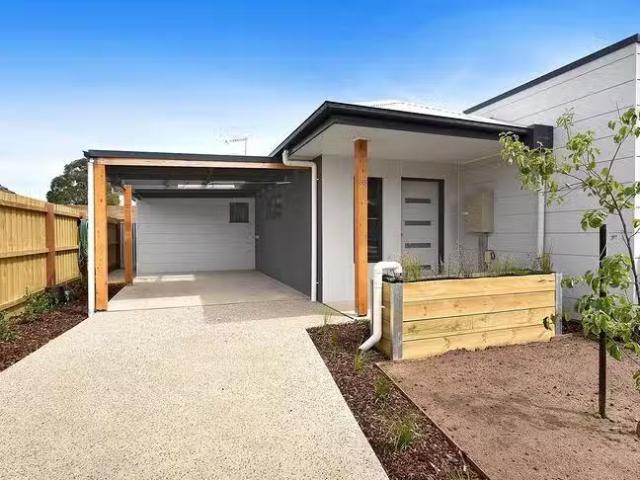 Nice 2 BR 35 Gungarlan Drive, Keilor East, VIC 3033