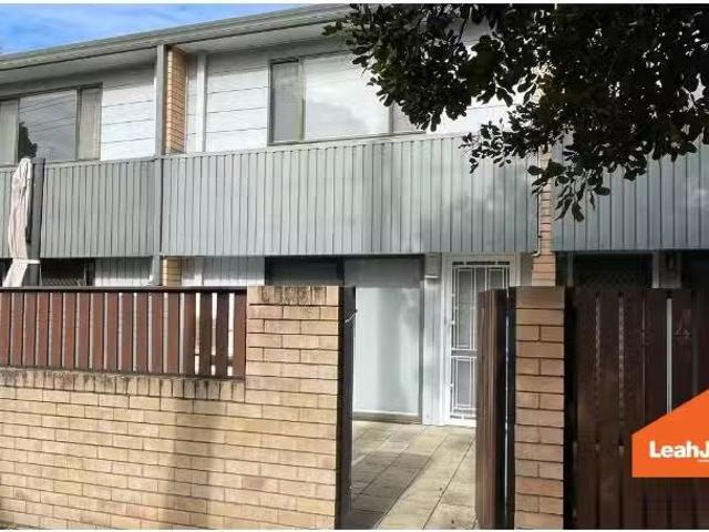 Cheap 2 BR 3/77 Bull Street, Cooks Hill Townhouse for rent Li.