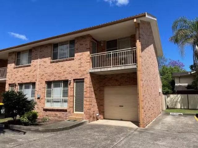 For Rent! 2 BR 3/8 Thelma Street, LURNEA Townhouse for rent L.
