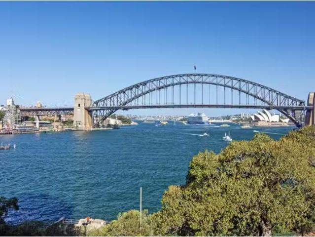 Deal! 2 BR 32/14 28 Blues Point Road, Mc Mahons Point Apartmen.