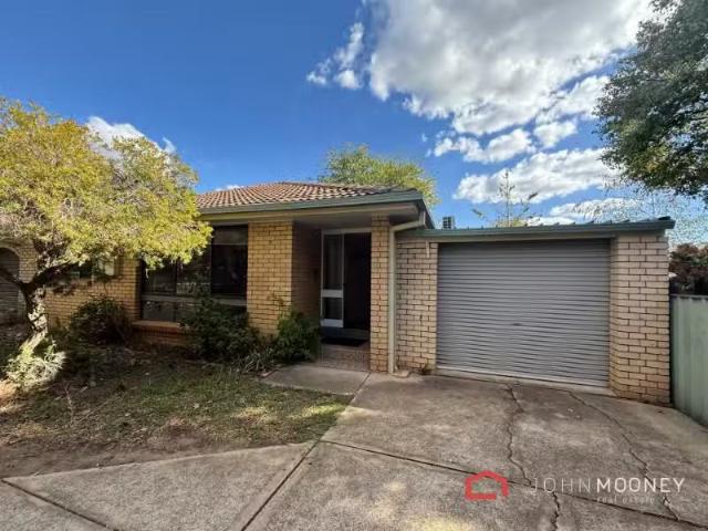 Cheap 2 BR 3/21 Lampe Avenue, Wagga Wagga Apartment for rent.