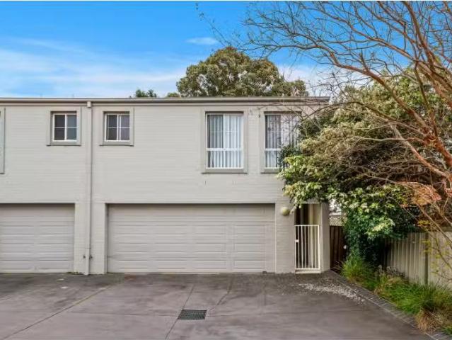 Charming 2 BR 4/10 Balgownie Road, Balgownie Townhouse for ren.