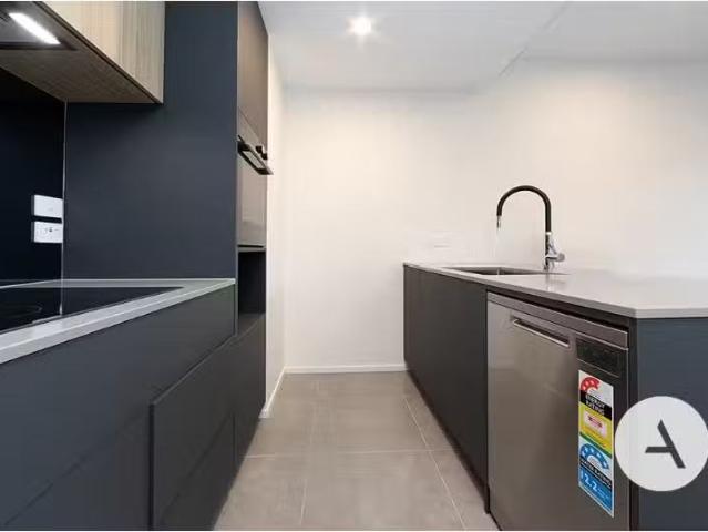 Cheap 2 BR 424/325 Northbourne Ave, Lyneham Apartment for rent.