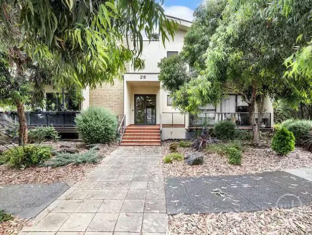 Cheap 2 BR 4/28 Diamond Boulevard, Greensborough, VIC 3088