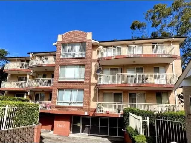 Cheap 2 BR 5/8 10 Fifth Avenue, Blacktown Apartment for rent.