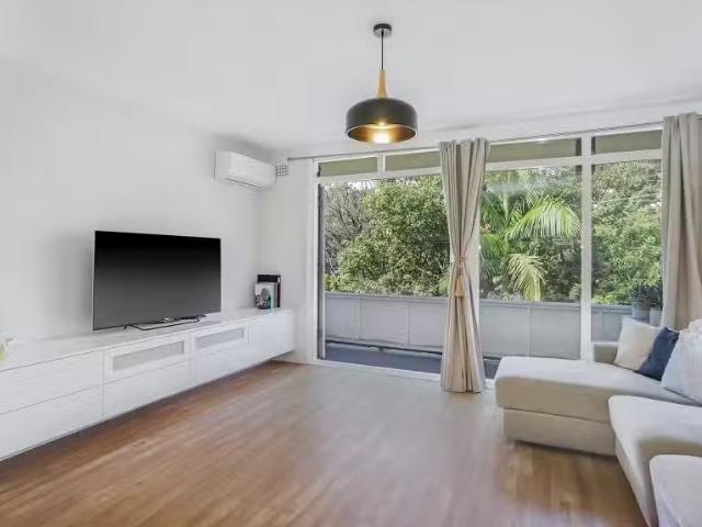 Unique 2 BR 8/249 Barrenjoey Road, Newport Apartment for rent.