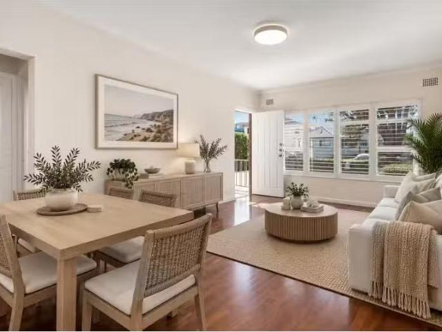 For Rent! 2 BR 8/28 Loch Street, Freshwater Apartment for rent.
