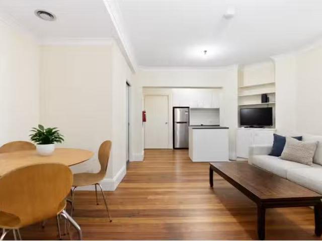 Charming 2 BR 9/260 Glebe Point Road, Glebe Apartment for rent.