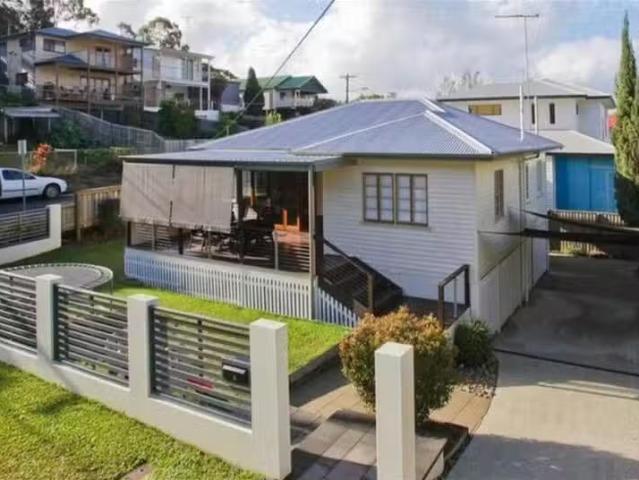 Rental! 2 Corn Street, Holland Park West, QLD 4121