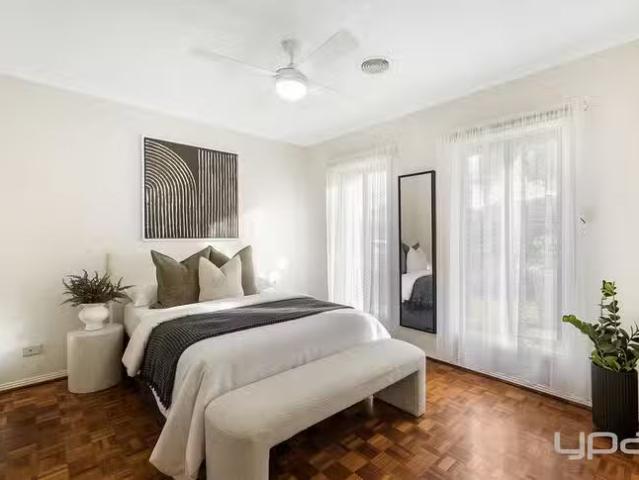 Cheap 2 Sharrock Close, Caroline Springs, VIC 3023