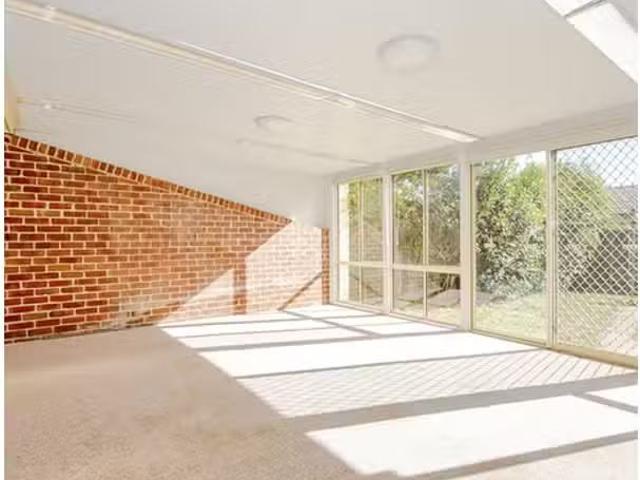 Deal! 2 Wiburd Street, Banks House for rent Listed by Stephan.
