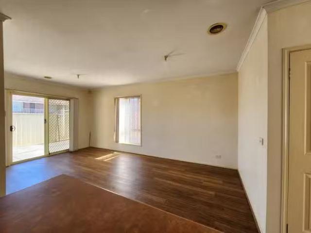 Cozy 2B Cooper St, Sunshine VIC 3020