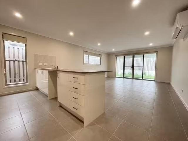 Deal! 33 Wicker Road, PARK RIDGE, QLD 4125 House for Rent