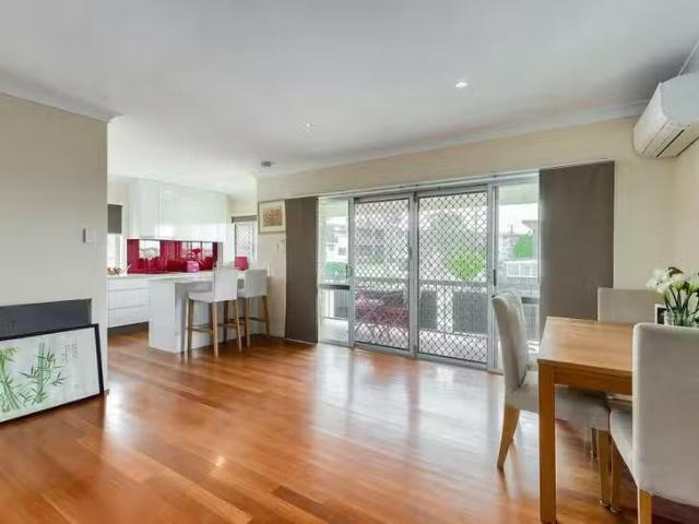 Just in! 3/3 Rutland Street, Coorparoo, QLD 4151