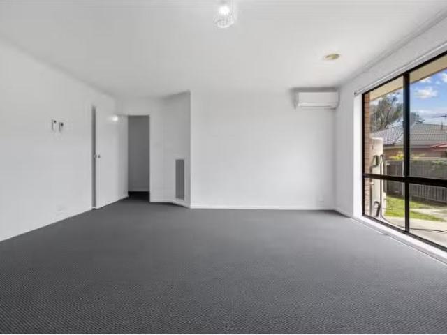 Cozy 30/92 Casey Crescent, Calwell House for rent Listed by C.