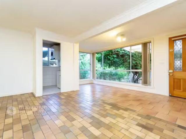 Cheap 30 Middleton St, Watsonia North VIC 3087