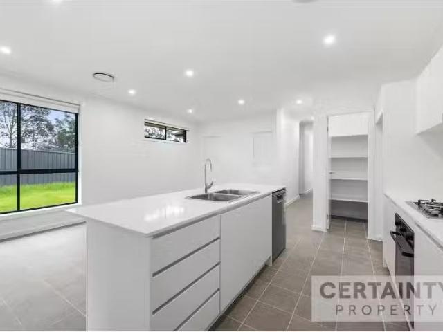 Unique 30 Royston Circuit, Farley House for rent Listed by Ce.
