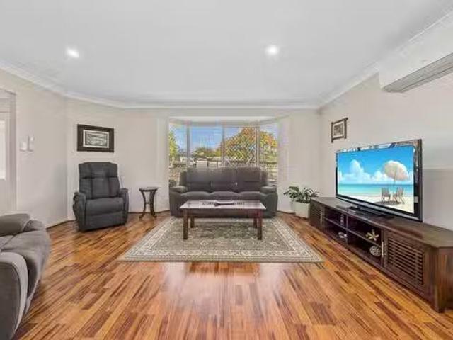 Charming 30 Solandra Circuit, Regents Park, QLD 4118
