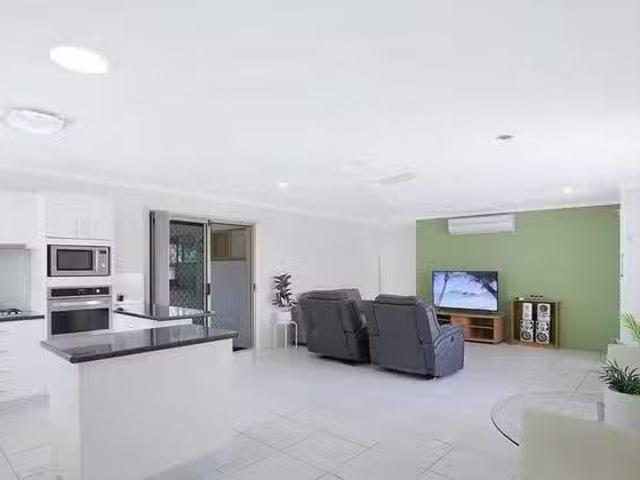 Cozy 3/13 Trafalgar Drive, Kippa Ring, QLD 4021