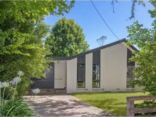 Cheap 31 Ebury Street, Bundanoon House for rent Listed by Kat.