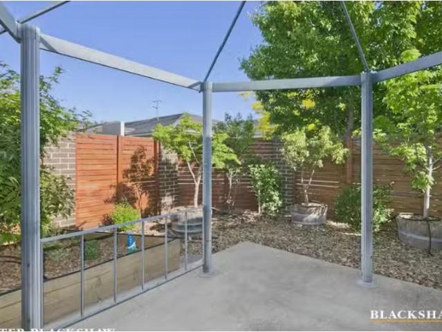 Charming 3/21 Gordon Withnall Crescent, Dunlop Townhouse for r.