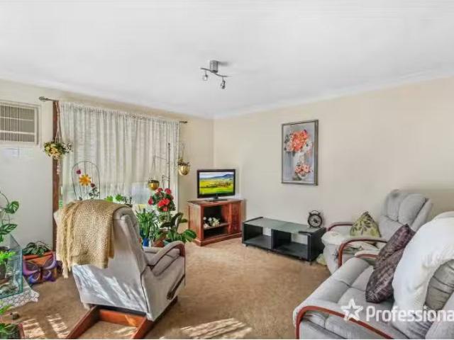 Charming 3/27 Kenneally Street, Kooringal Apartment for rent.