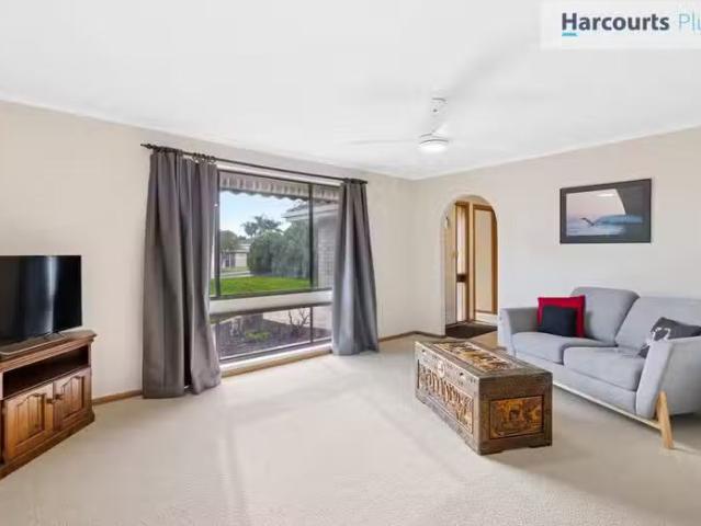 Just in! 32 Capella Drive, HALLETT COVE, SA 5158 House for R.