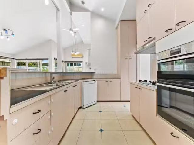 Unique 3/30 Clarendon Avenue, Oakleigh South VIC 3167