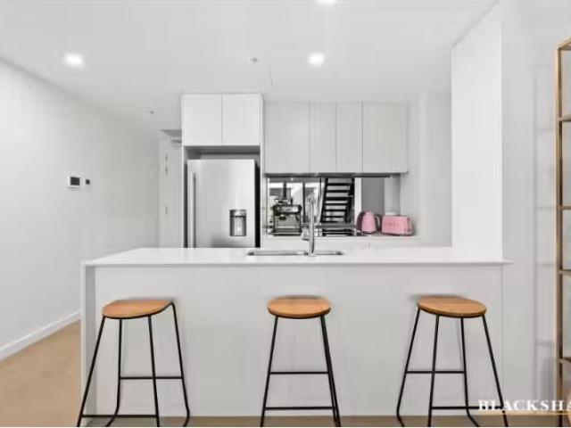 Cozy 3/71 Constitution Avenue, Campbell Apartment for rent Li.