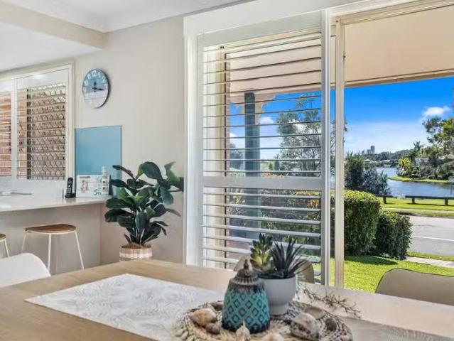 Deal! 37/2 Cassowary Drive, Burleigh Waters, QLD 4220 Townho.