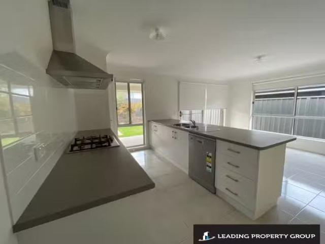 New 38 Strauss Street, SPRINGDALE HEIGHTS Townhouse for rent.