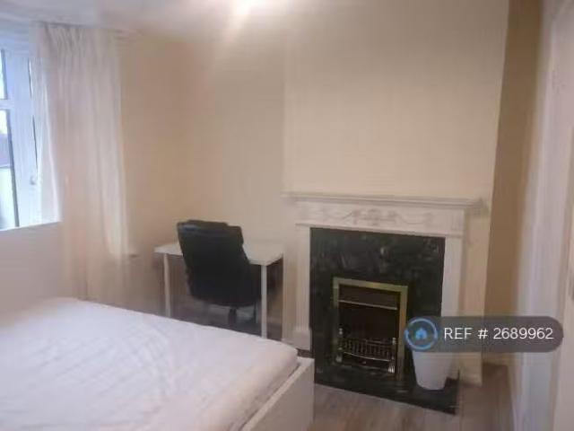 Deal! 3 BA 1 bedroom house share for rent in School Road, Bris.