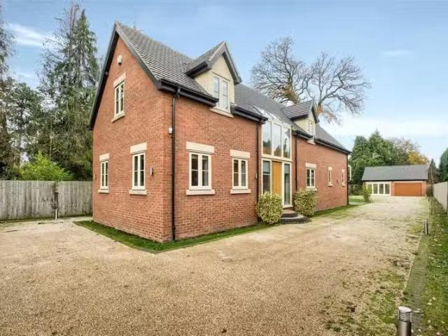 Rental! 3 BA 3 bedroom detached house for rent in Warwick Road.