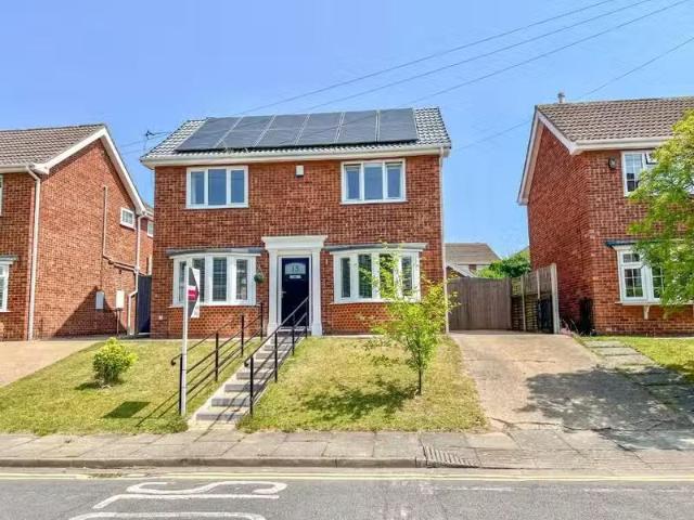 Rental! 3 BA 3 bedroom detached house for rent in Abbey Drive.
