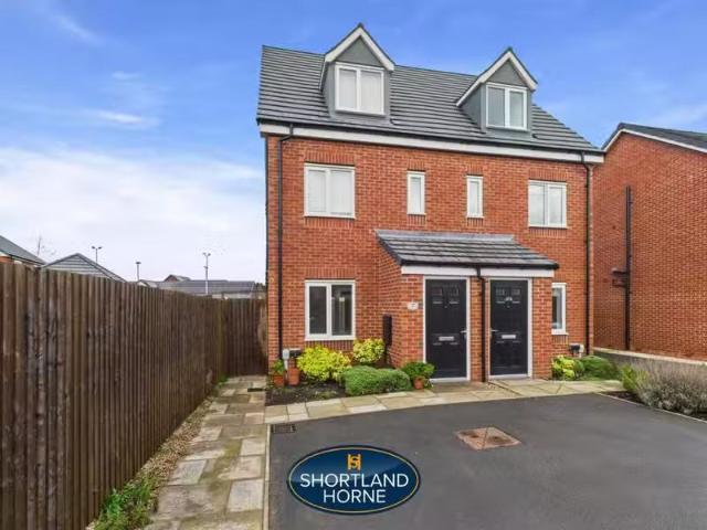 For Rent! 3 BA 3 bedroom semi detached house for rent in Denni.