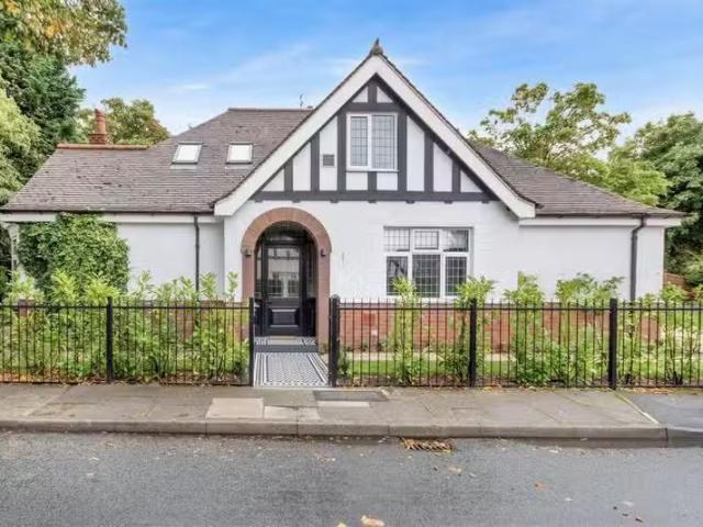 Just in! 3 BA 4 bedroom detached house for rent in The Oval, B.