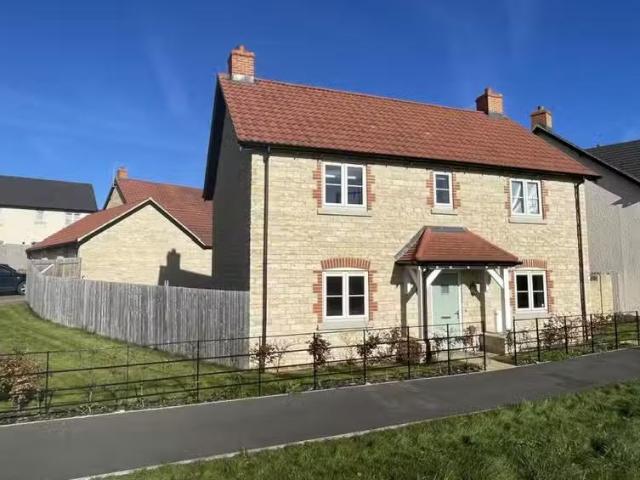 Nice 3 BA 4 bedroom detached house for rent in Trinity Meadows.