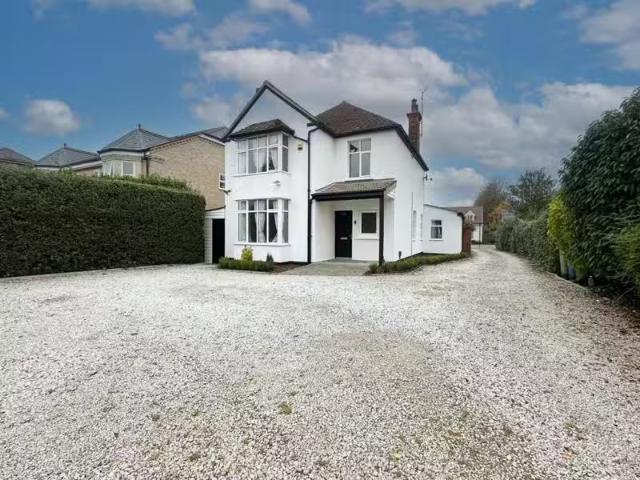 Cozy 3 BA 4 bedroom detached house for rent in Cambridge Road.